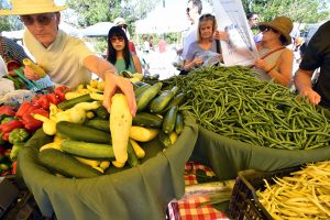 Wie aus dem Füllhorn: Auf den Bauernmärkten Colorados, wie hier in Denver, sind Obst und Gemüse aus Öko-Anbau gefragt.